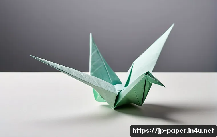 종이로 만든 예술 작품 전시 - A delicate origami crane crafted from traditional washi paper, showcasing intricate folds and sharp ...